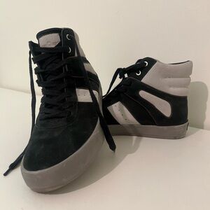 Men’s size 9.5 Hightop Navy blue and gray shoes. EUC only worn a couple times.